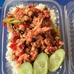 ข้าวราดกะเพราแหนม