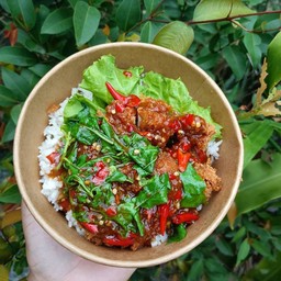 กระเพราไก่กรอบราดข้าว