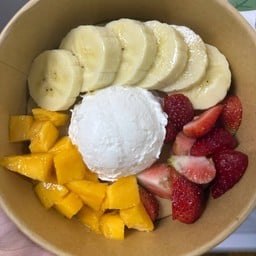 กรีกโยเกิร์ต1scoop มะม่วง+กล้วย+สตอเบอรี่