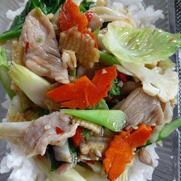 ผัดผักรวมมิตรราดข้าว