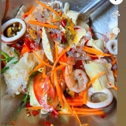 ยำแซ่บ...แสบลิ้นนนน หน้าทางออกโลตัสศรีนครินทร์