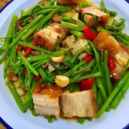 ผัดผักบุ้งหมูกรอบ เป็นกับ