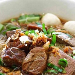 ก๋วยเตี๋ยวหมูตุ๋นน้ำตก