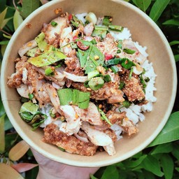 ข้าวยำไก่แซ่บราดข้าว