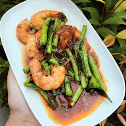 ผัดพริกแกงกุ้งหรือปลาหมึกราดข้าว