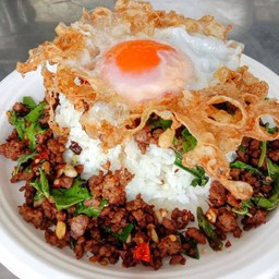 กระเพราเนื้อราดข้าว