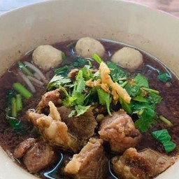 ก๋วยเตี๋ยวเนื้อตุ๋นน้ำตก