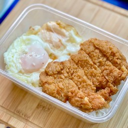 ข้าวไก่ทอด ซอสศรีราชามาโย ไข่ดาวคู่