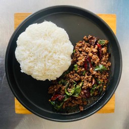 กะเพราพริกแห้งเนื้อสับ