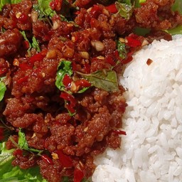 ผัดกะเพราหมูสับกรอบราดข้าว