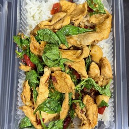 ไก่ผัดใบโหระพาราดข้าว