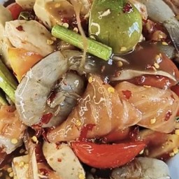 ตำกุ้งสดหมูยอแซวมอน