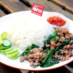 กะเพราหมูสับราดข้าว ธรรมดา