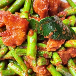 หมูกรอบพริกแกงราดข้าว ฟรีไข่ดาวหรือไข่เจียว🐣