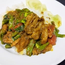 ผัดพริกแกงใต้เนื้อชิ้นราดข้าว