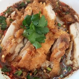 ก๋วยเตี๋ยวต้มยำไก่กรอบ