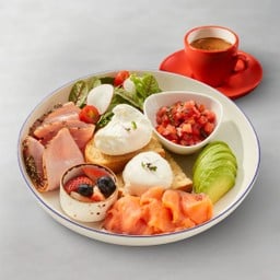 <ฟรีกาแฟ> แซลมอนรมควัน เปปเปอร์แฮม ไข่ มะเขือเทศบรูสเก็ตต้า อะโวคาโด สลัดรวม และเบอร์รี่สด เสิร์ฟพร้อมกาแฟ
