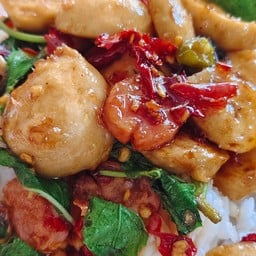 ข้าวกะเพราแหนม+ลูกชิ้นหมู