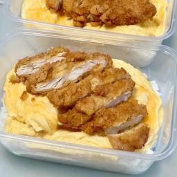 ข้าวไก่ทอด ซอสศรีราชามาโย ไข่ข้น