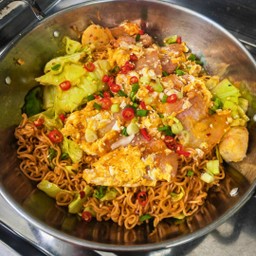 ผัดมาม่าใส้กรอกโซไซตี้ 香肠炒方便面