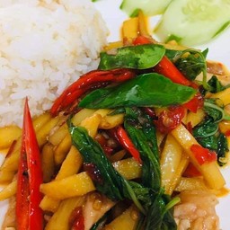 ข้าวผัดกะเพราหน่อไม้