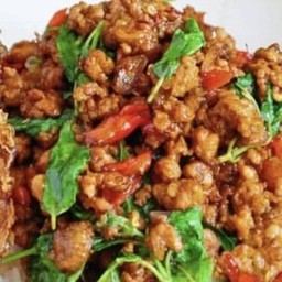 กะเพราพริกแห้งหมูสับสูตรโบราณ (กับข้าว)