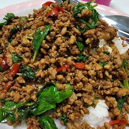 กระเพราหมูสับราดข้าว