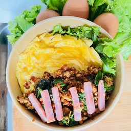 ข้าวไข่ข้น กะเพรา หมูสับ-แฮม