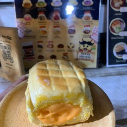 ขนมปังก้อน ไข่เค็มลาวา