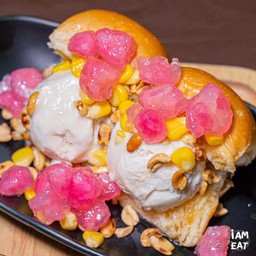 K18-ไอศกรีม 2 ลูก ใส่ขนมปังแพโบราณ + 3 ท็อปปิ้ง