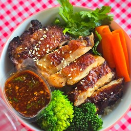 ข้าวหน้าสะโพกไก่คลุกฝุ่นจิ้มแจ๋ว