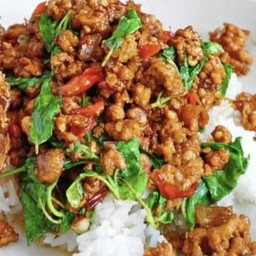 ข้าวกะเพราพริกแห้งหมูสับสูตรโบราณ  (ราดข้าว)