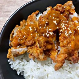 ข้าวไก่กรอบซอสเเซ่บซี้ด