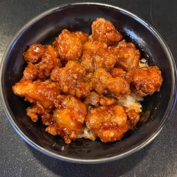 ข้าวหน้าไก่เกาหลีราดซอส