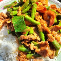 ข้าวพริกแกงหมู ฟรี ไข่ดาวหรือไข่เจียว🐣