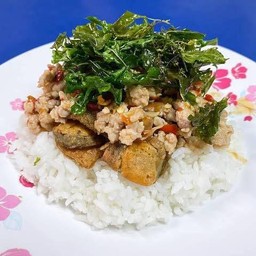 กะเพรากรอบไข่เยี่ยวม้า