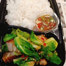 เเขนงหมูกรอบ ราดข้าว