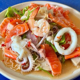 ยำมาม่ารวมมิตรปลาแซลม่อน