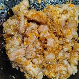 หมูผัดกระเทียมราดข้าว