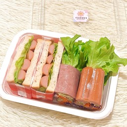 แซนวิช 2 ไส้ + สลัดโรล 4 ชิ้น