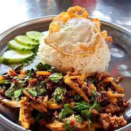 ผัดเนื้อใบยี่หร่าหน่อไม้ดอง