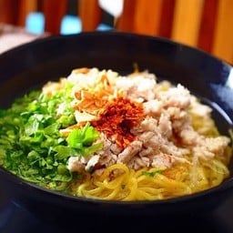 Spicy Tom Yum Noodles with Fried Wontons and Minced Iberico Pork
酸辣汤面配炸云吞和猪肉末 บะหมี่ต้มยำเกี๊ยวทอดหมูสับอิเบอริโกชีส