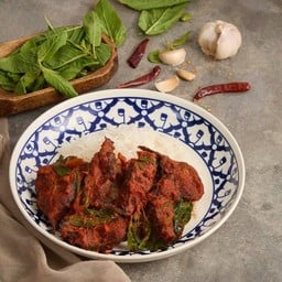 ข้าวผัดพริกแกงปลาดุกทอดกรอบ