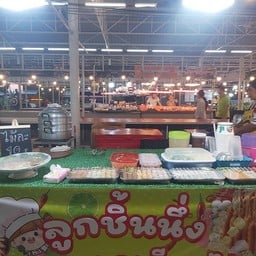 ลูกชิ้นนึ่ง หมูมะนาวเสียบไม้ ตลาดเดอะชิลด์มาร์เก็ต พัทยา