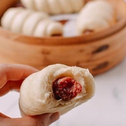 Sichuan-Style Sausage Mantou 川味香腸饅頭 หมั่นโถไส้กรอกเสฉวน
(1 ชิ้น)
