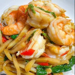 กุ้งผัดหน่อไม้โหระพาราดข้าว