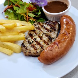 สเต็กหมูพริกไทดำ+ไส้กรอก