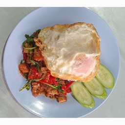 กระเพราหมูกรอบ ไข่ดาว ราดข้าว