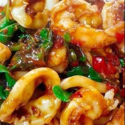 ผัดกระเพรากุ้งปลาหมึกราดข้าว