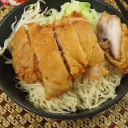 Tom Yum Noodles with Tori Katsu and Cheese トムヤムヌードルの鶏カツチーズのせ บะหมี่ต้มยำไก่โทริคัตซึชีส